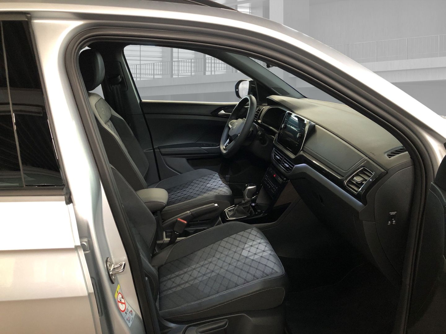 Fahrzeugabbildung Volkswagen T-Cross R-Line 1.5 TSI ACT DSG Sportpaket AHK-ab