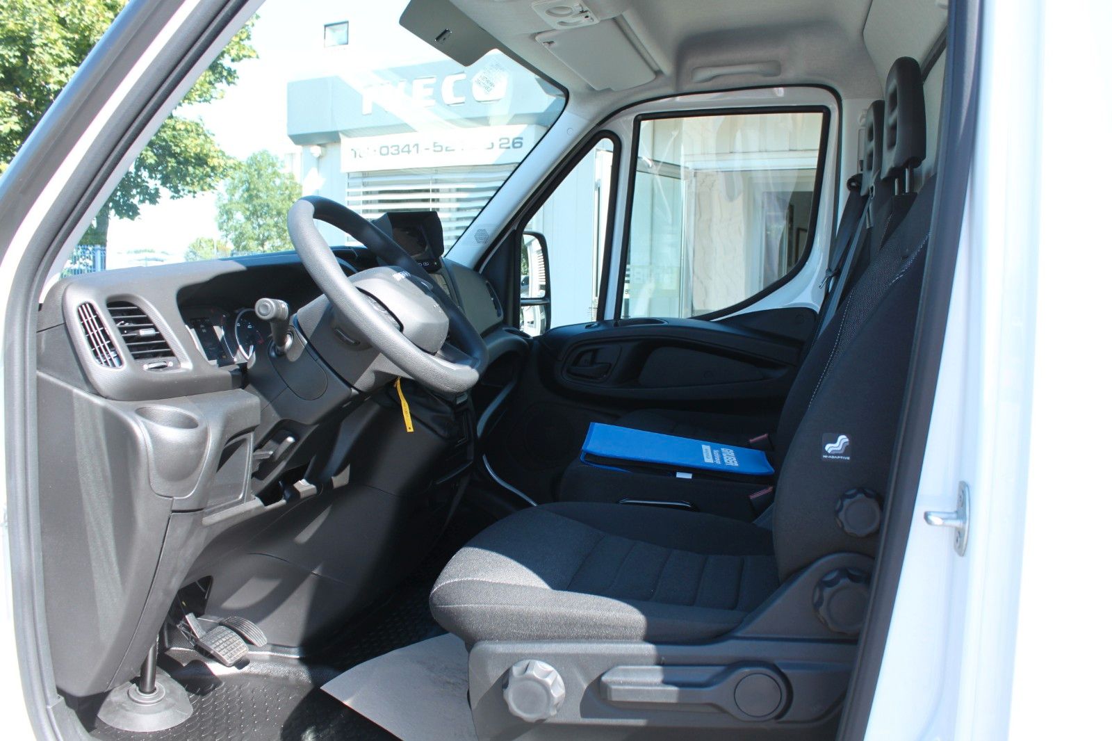 Fahrzeugabbildung Iveco Daily 35S16A8 Koffer mit Lbw 500 kg
