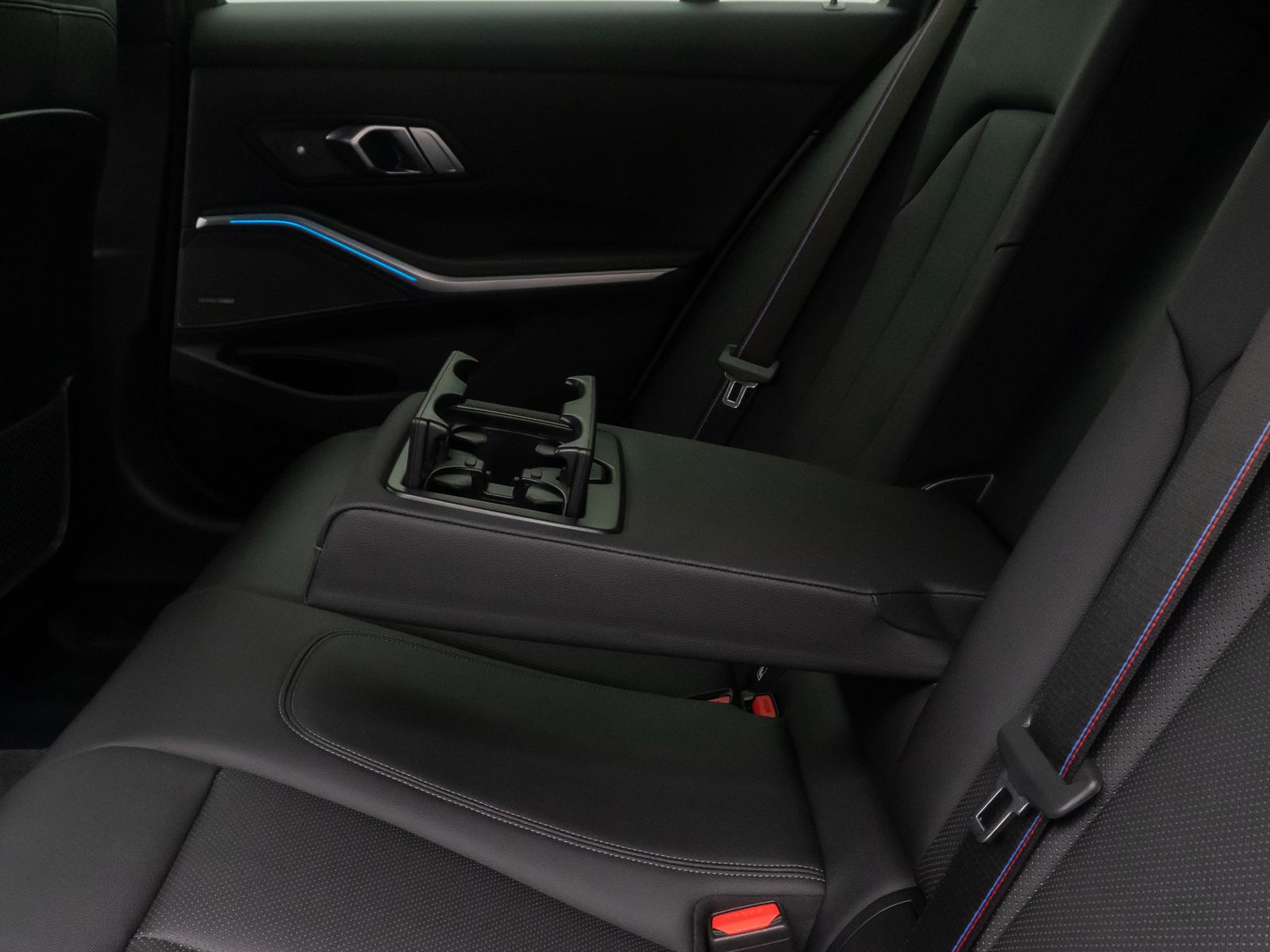 Fahrzeugabbildung BMW 330d M Sport HUD Kamera DAB Alarm Komfort 19Zoll
