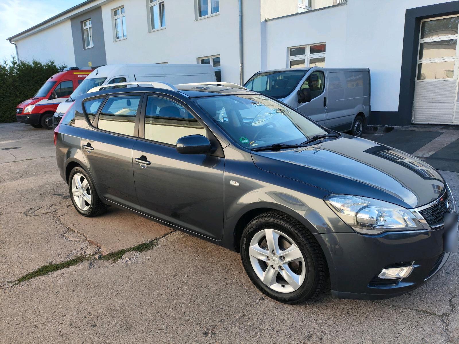 Kia cee'd 2011 — interior