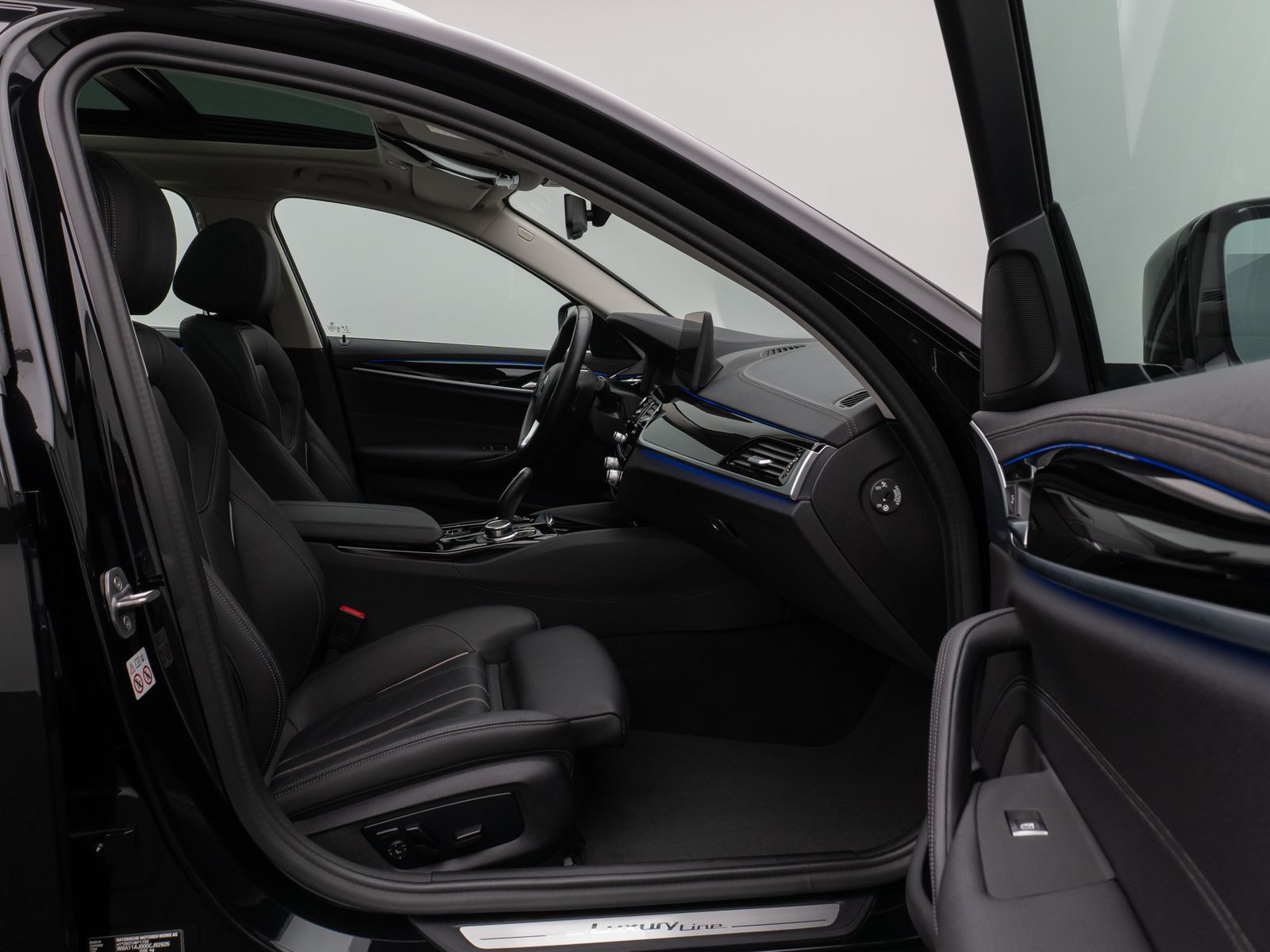 Fahrzeugabbildung BMW 530d LuxuryLine Panorama Kamera HiFi AHK Komfort