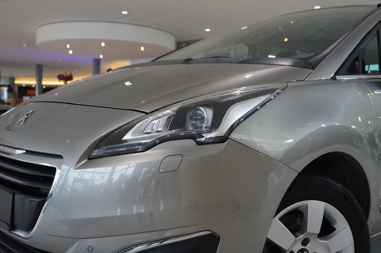 Fahrzeugabbildung Peugeot 5008 1.2T STYLE NAVI/LED/KAMERA/SHZ/PANO./AHK