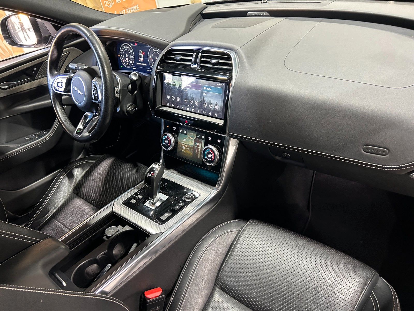 Fahrzeugabbildung Jaguar XE R-Dynamic SE AWD/HEAD-UP/KAMERA/NAVI/APPLE