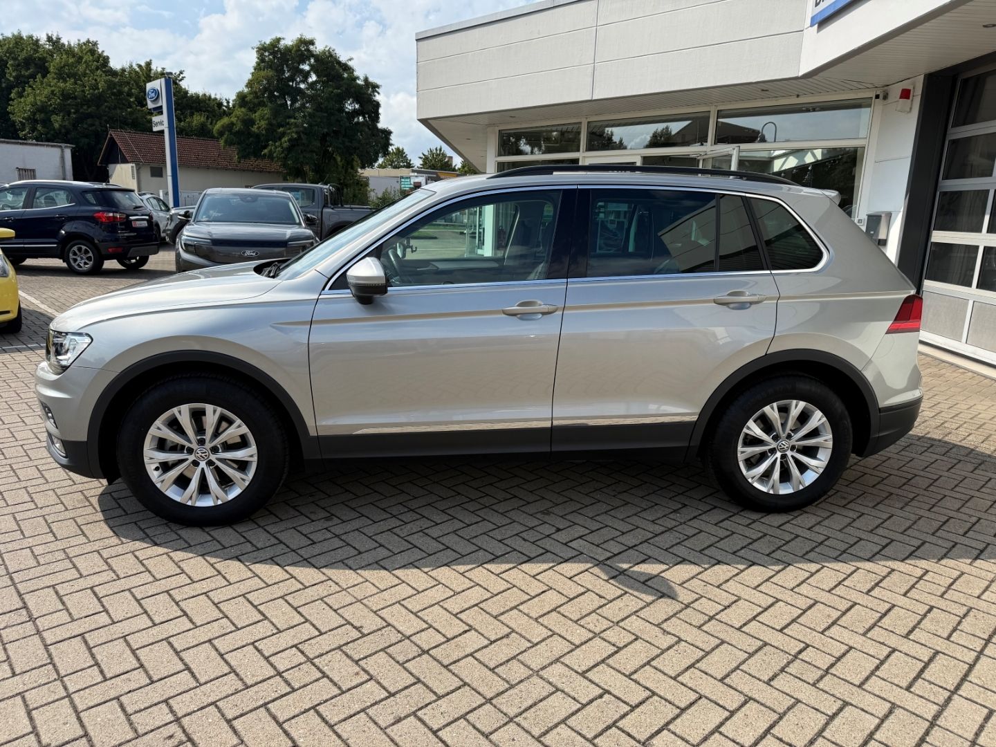 Fahrzeugabbildung Volkswagen Tiguan Comfortline ACC Navi LED PDC RFK WiPa Sic