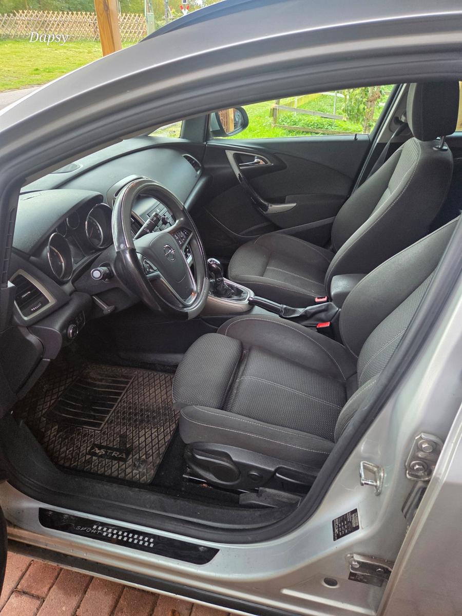 Opel Astra 2012 — engine 1.686 cm³, 110 HP (81kW)