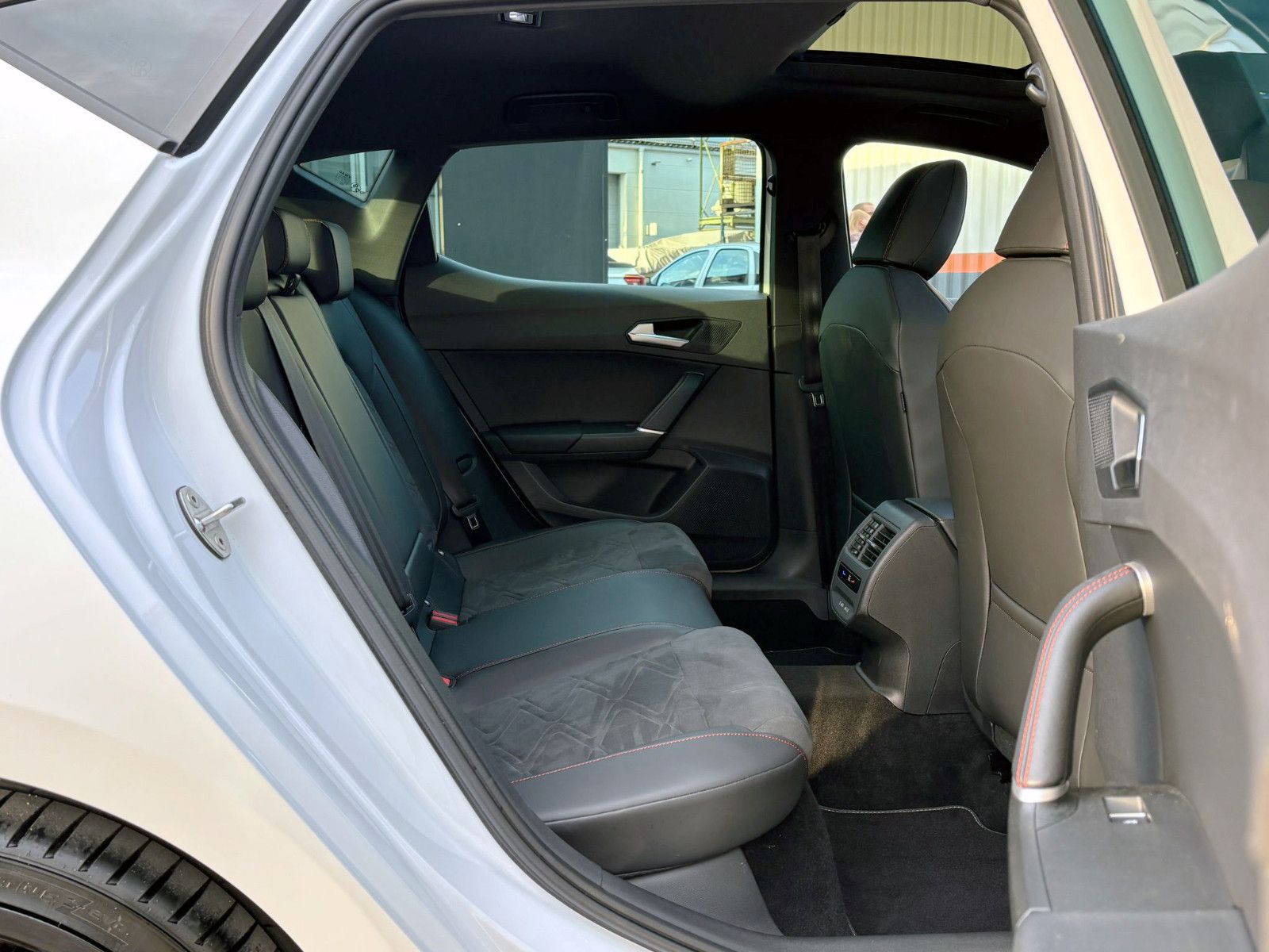 Fahrzeugabbildung SEAT Leon 1.5eTSI DSG FR LED ACC eGSD KAM CarPlay SHZ