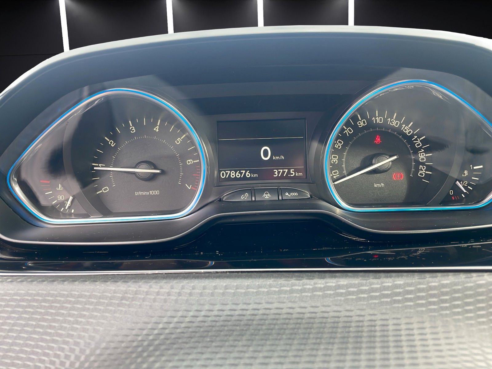 Fahrzeugabbildung Peugeot 2008 Allure*Pano*Navi*SitzHZ*Kamera*PDC*