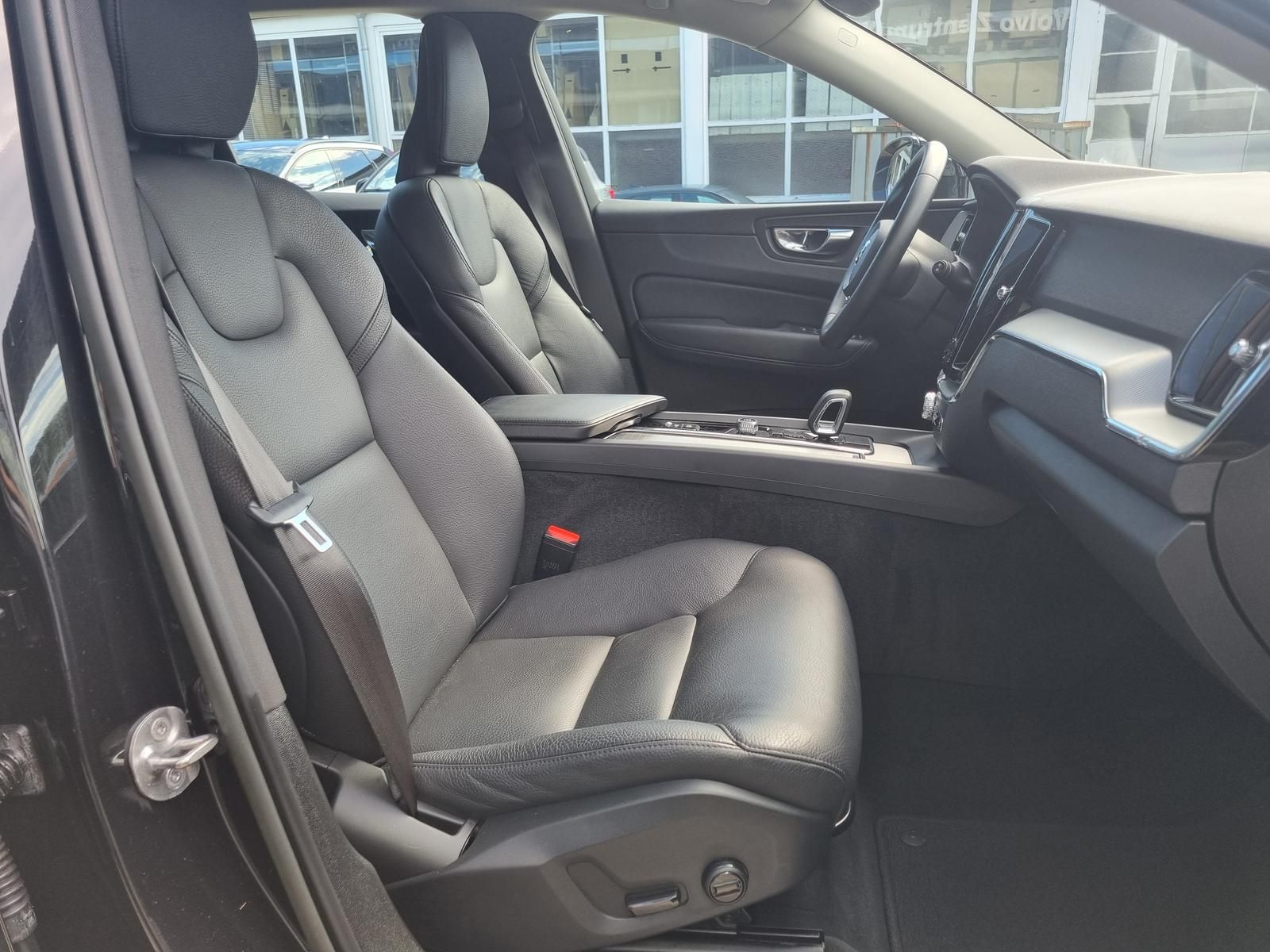 Fahrzeugabbildung Volvo XC60 B4 D Core 'Ganzjahresreifen, Google Maps'