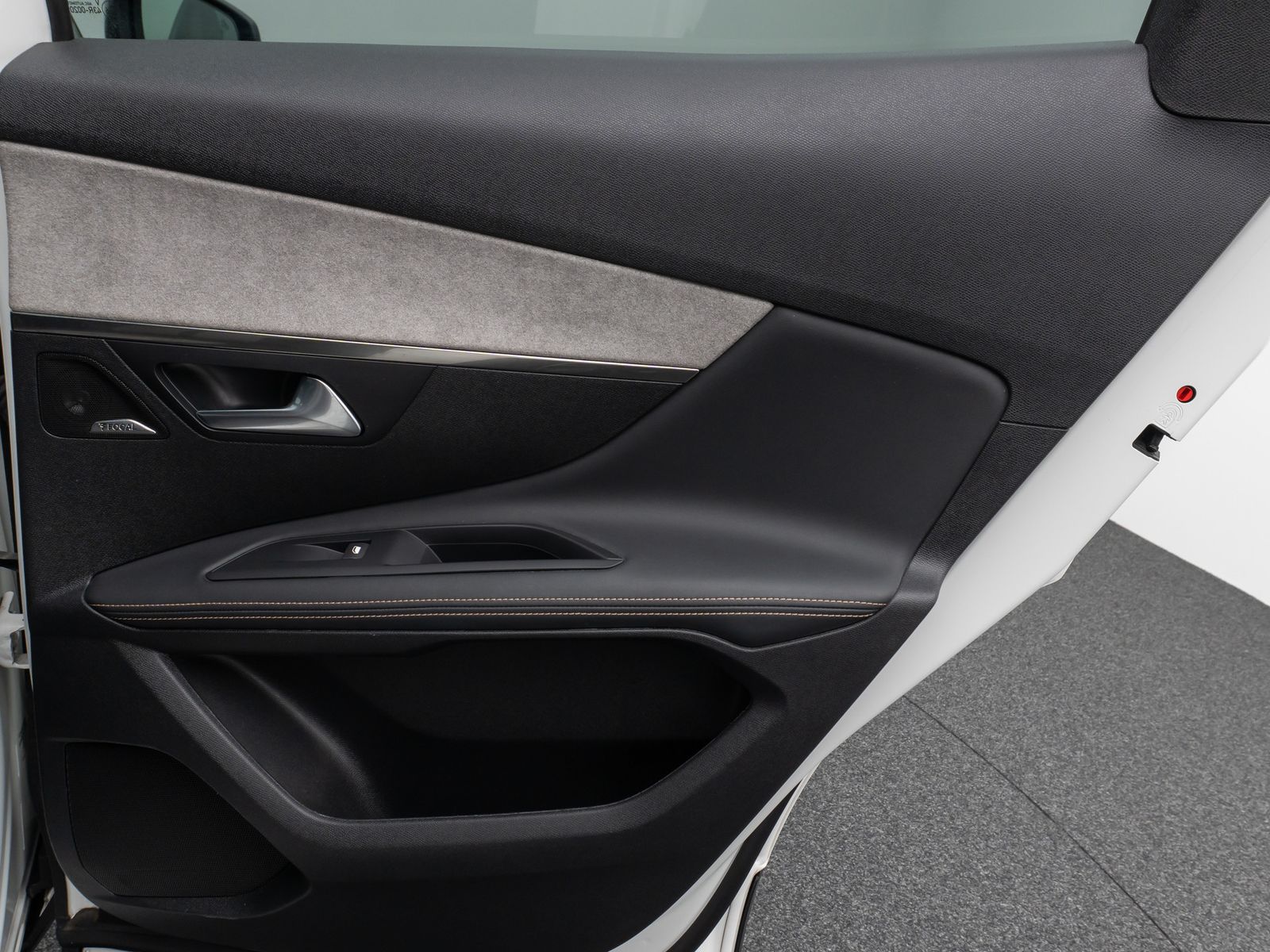 Fahrzeugabbildung Peugeot 3008 Hybrid4 300 GT Panorama 360° Massage AHK