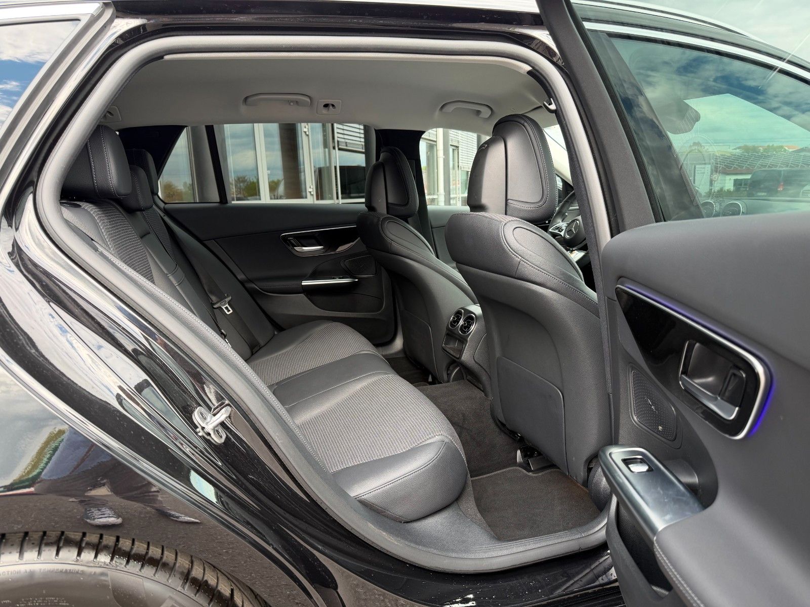 Fahrzeugabbildung Mercedes-Benz C 180 T Avantgarde AHK+TOTW+R-Kamera+DAB