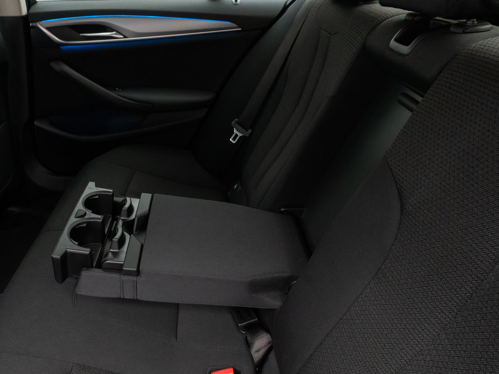 Fahrzeugabbildung BMW 530e HUD DAB HiFi CockPitPro PDC Komfort Alarm