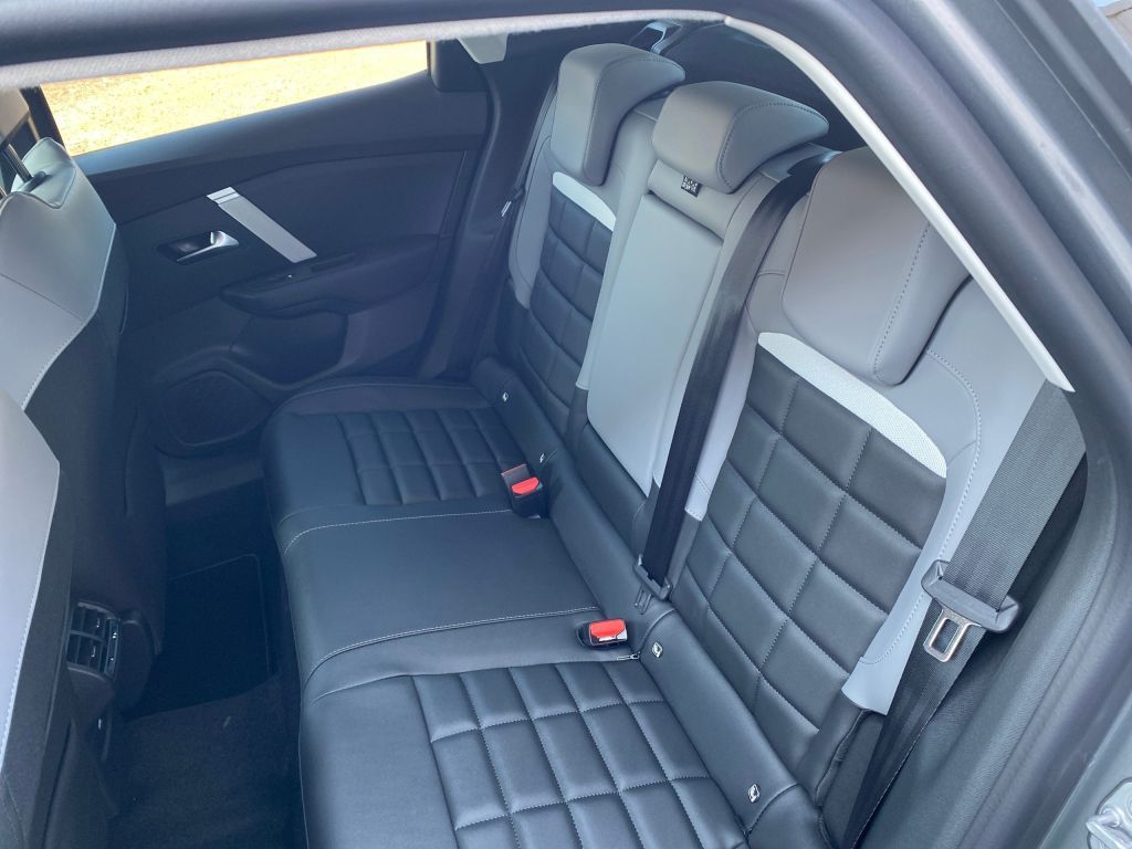 Fahrzeugabbildung Citroën C4 Hybrid 145 Automatik MAX *Winter- u. Techno-P