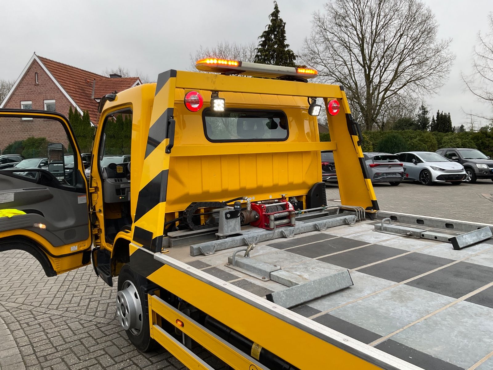 Fahrzeugabbildung Mitsubishi Fuso Canter,Abschleppbrille,Fahrzeugplateau