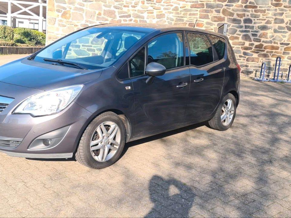 Opel Meriva 2011 — rear view