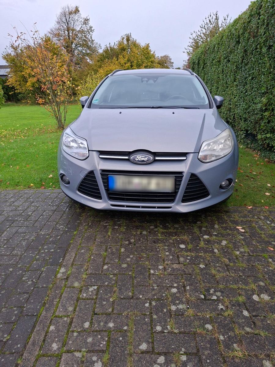 Ford Focus 2011 — вигляд ззаду