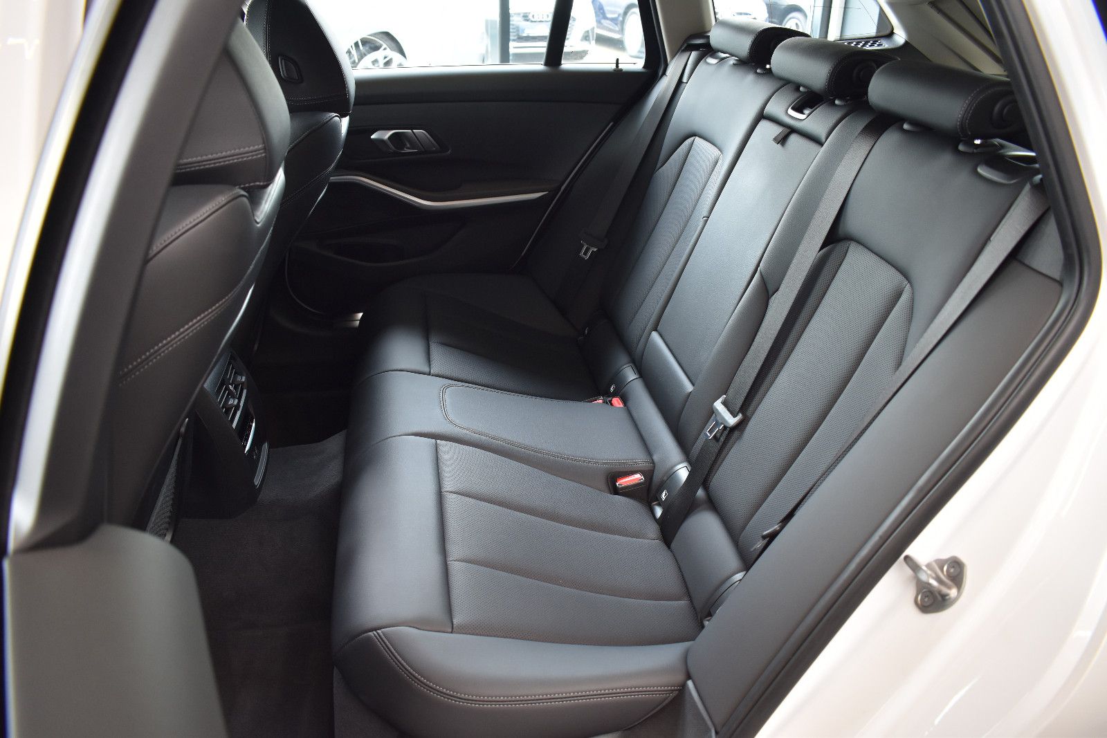 BMW 320d Touring Advantage Aut. LED~RFKam~ACC~LiveCo foto 11