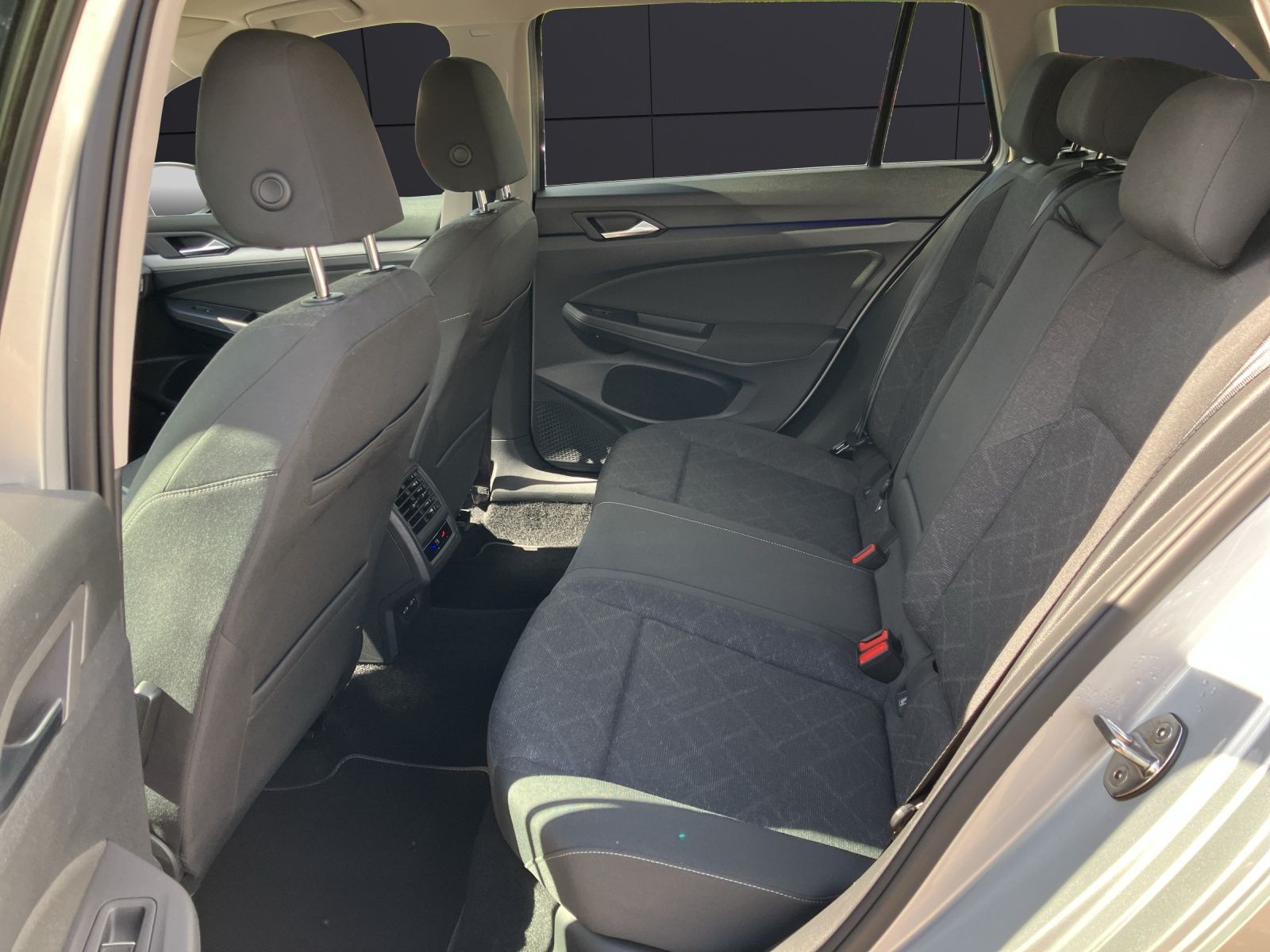 Fahrzeugabbildung Volkswagen Golf VIII Variant TDI Life DSG LED Navi ACC AHK