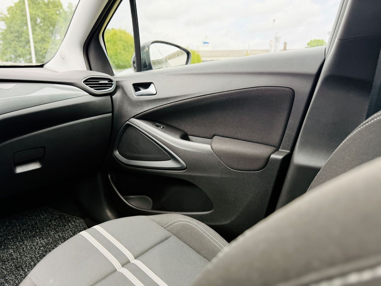 Fahrzeugabbildung Opel Crossland X 1,2 T ELEG., Navi, Panod, LED, RFK,