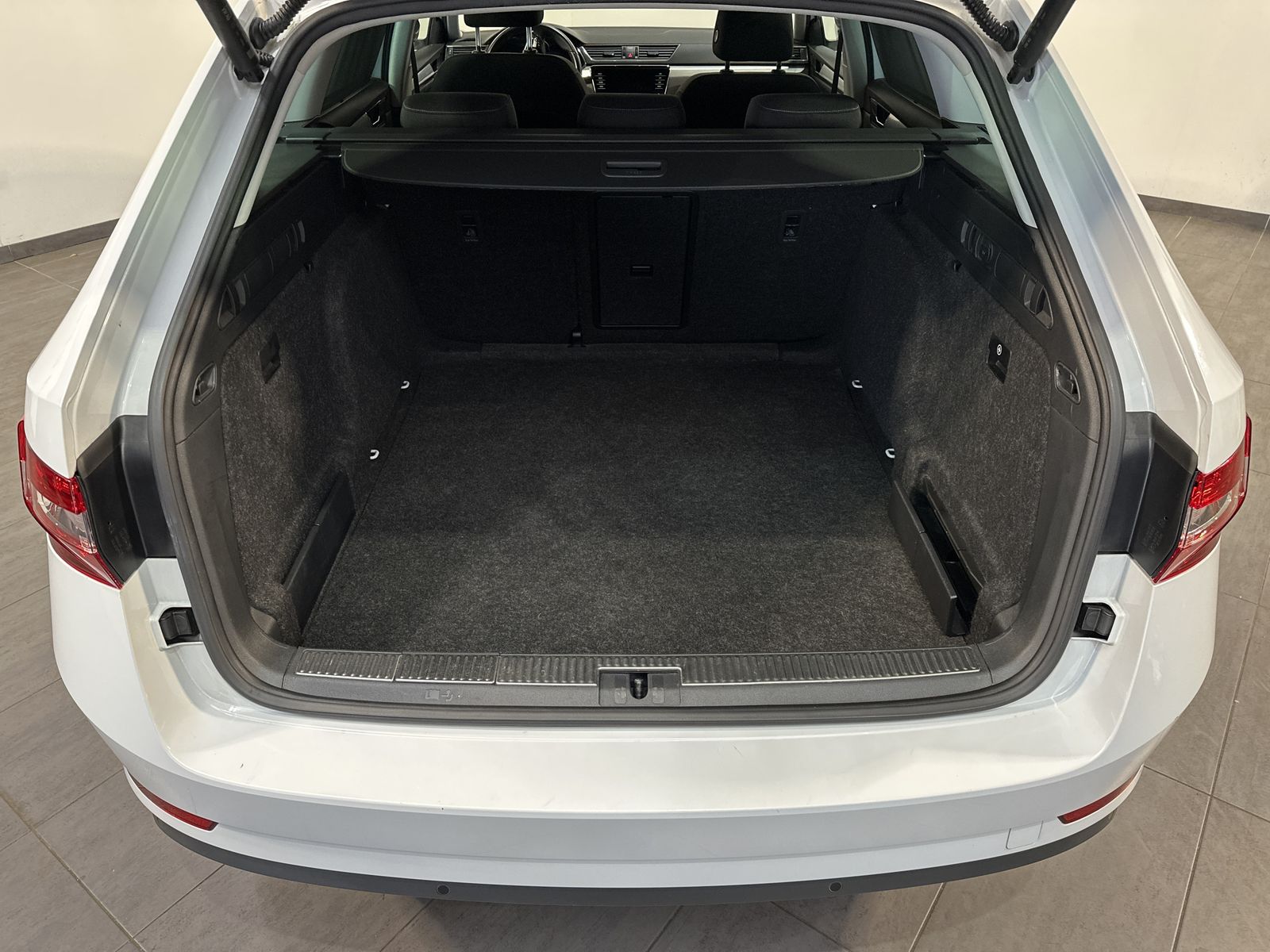 Fahrzeugabbildung SKODA Superb Combi 2.0 TDI DSG Ambition NAV+LED+AHK+VC