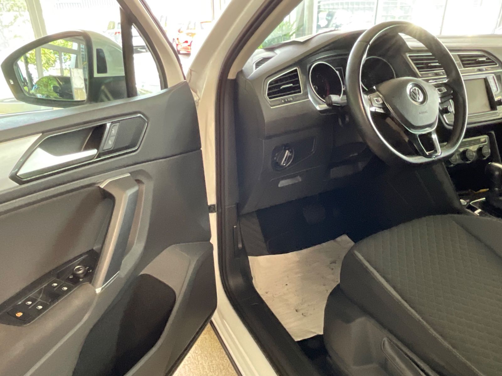 Fahrzeugabbildung Volkswagen Tiguan 1.4TSI DSG Comfortline *LED*NAVI* 1.HAND*