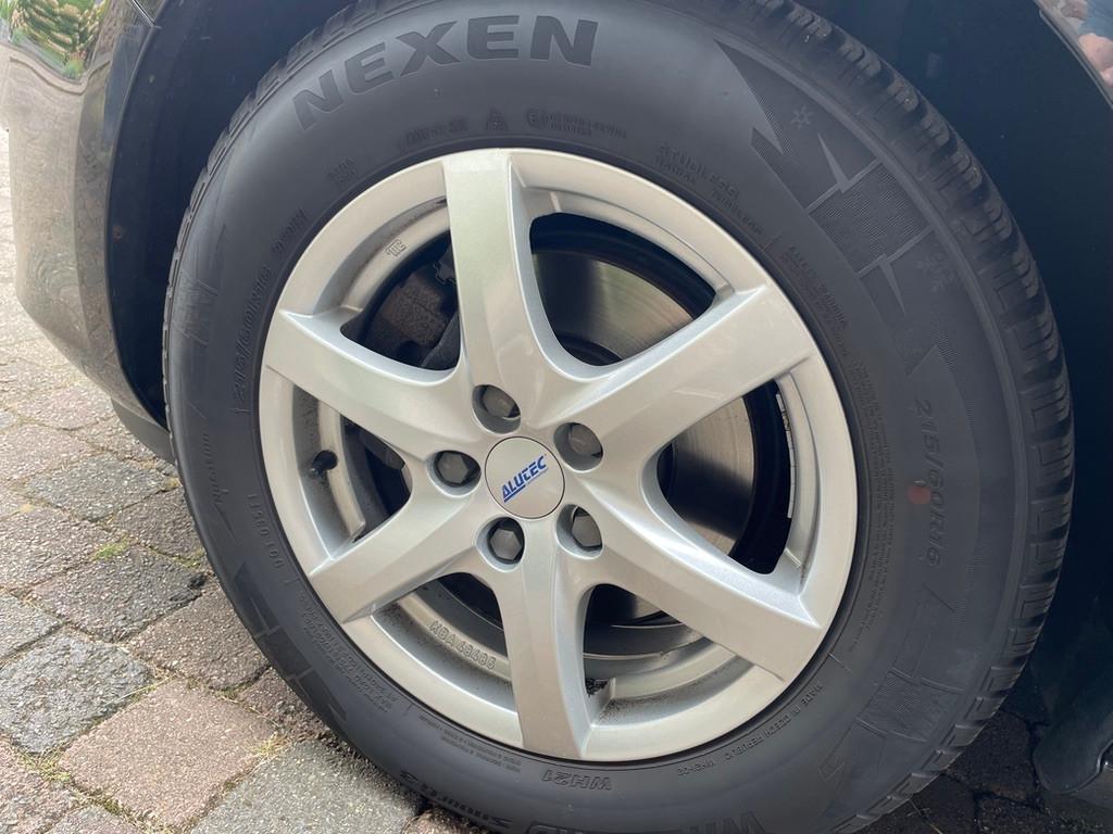 Opel Astra 2011 — photo 10