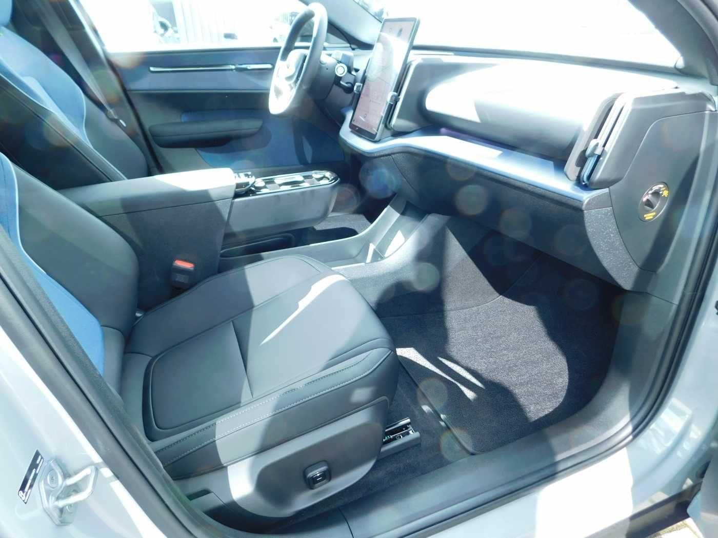 Fahrzeugabbildung Volvo EX30 Twin Motor Performance AWD Plus