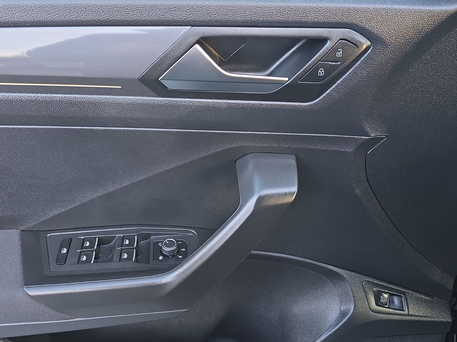 Fahrzeugabbildung Volkswagen T-Roc IQ.DRIVE AUS 1.HAND TOP ZUSTAND