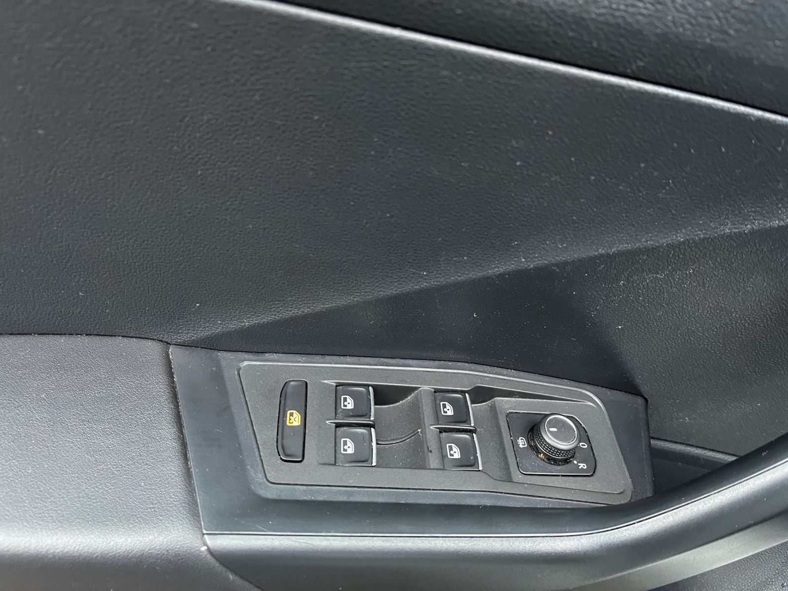 Fahrzeugabbildung Volkswagen T-Roc R-Line SHZ PDC NAV 19"