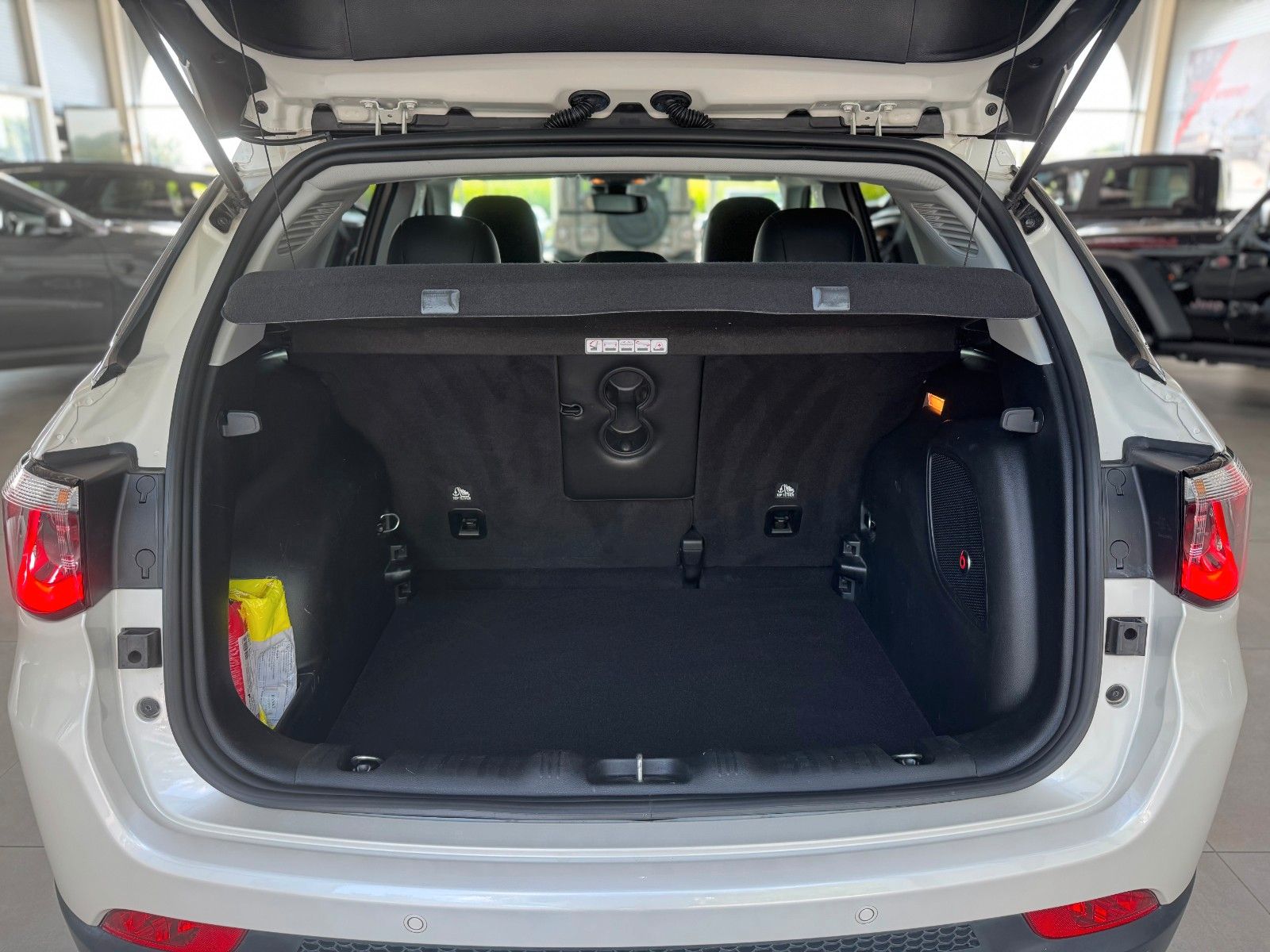Fahrzeugabbildung Jeep Compass Limited 4WD DAB+ Xenon Beats Navi