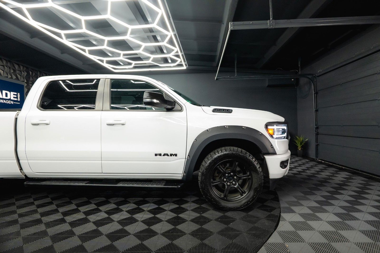 Fahrzeugabbildung Dodge RAM 5.7 V8 HEMI 4x4 OFFROAD Night-Paket LONGBED