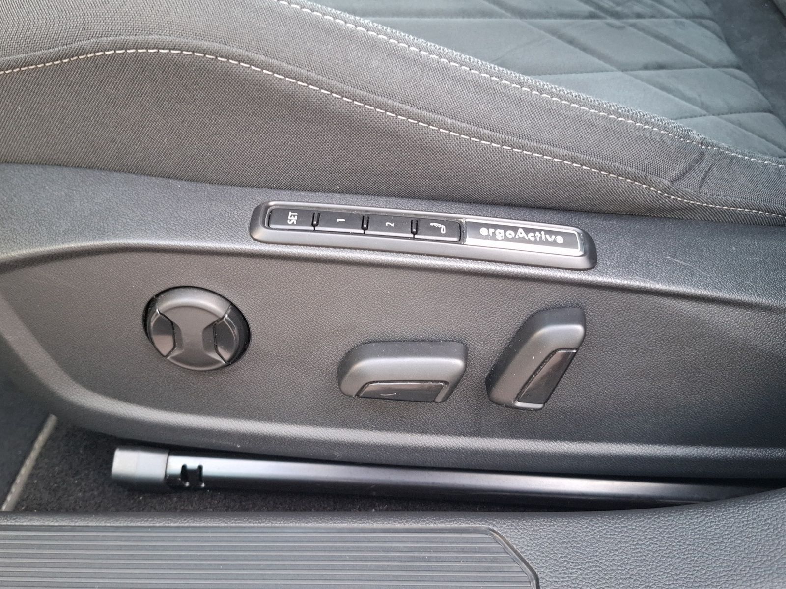 Fahrzeugabbildung Volkswagen Golf VIII TSI Style LEDplus Navi AID ACC RFK SH