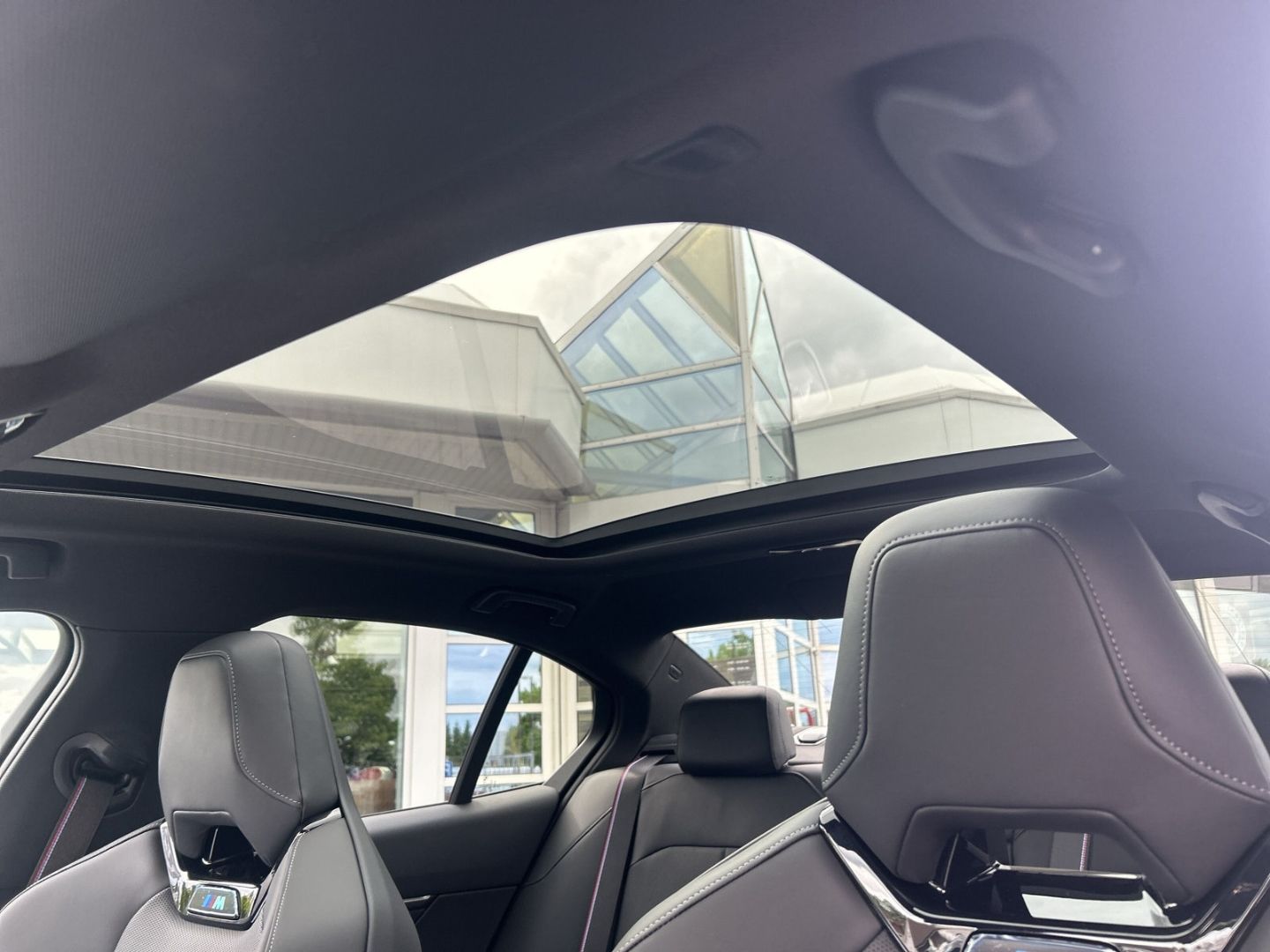Fahrzeugabbildung BMW 550 e xDrive M Sport Park-Assistent Sportpaket H