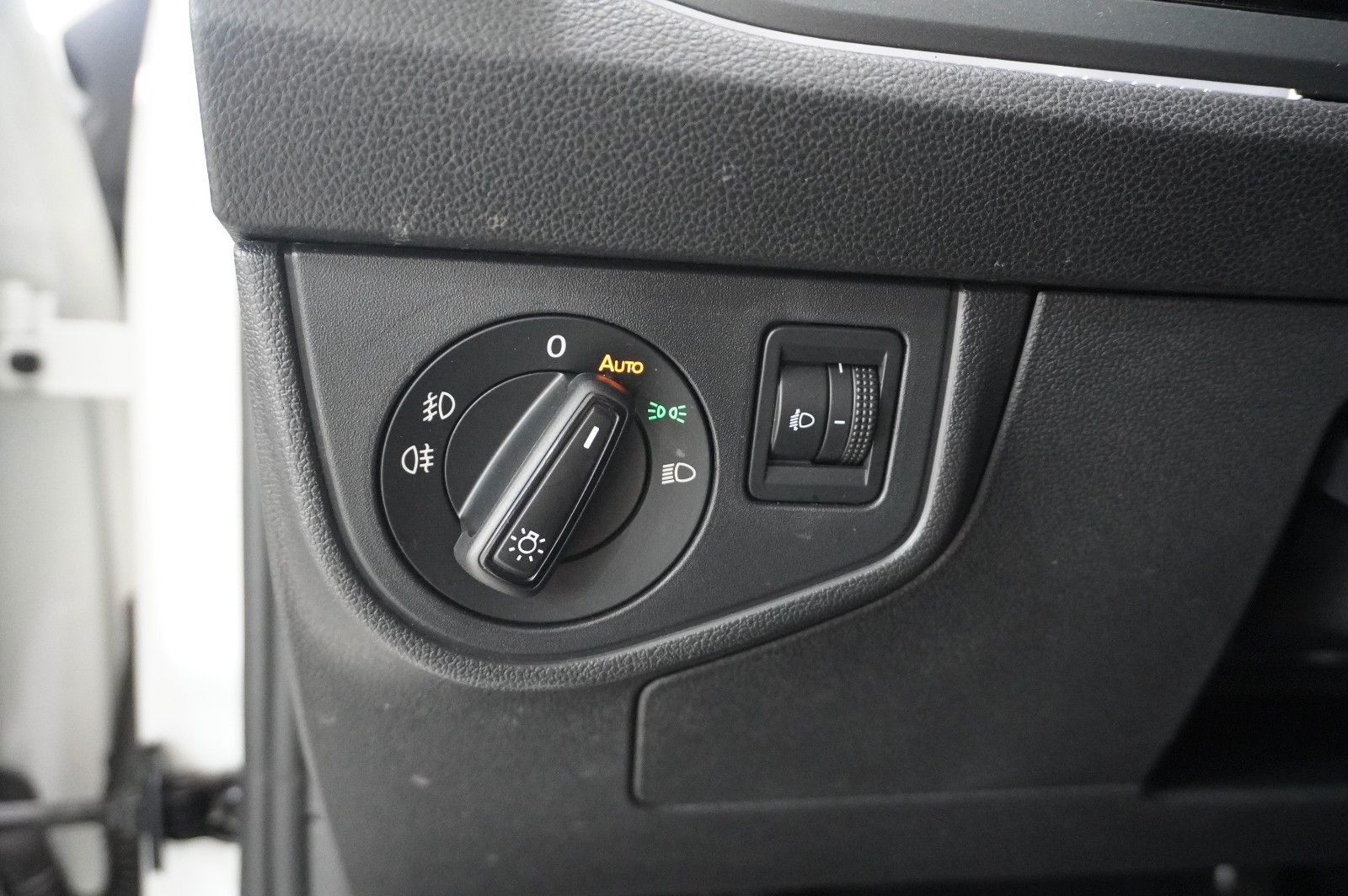 Fahrzeugabbildung Volkswagen Taigo 1.0 TSI R-LINE NAVI/LED/KAMERA/SPORT/DAB+