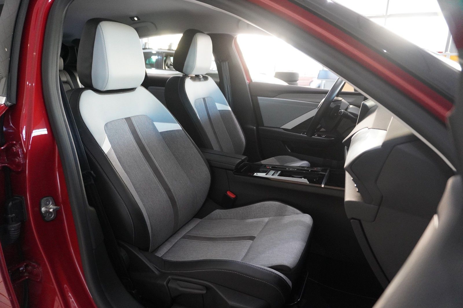 Fahrzeugabbildung Opel Astra L Lim. 1.6 HYBRID ELEGANCE NAVI/KAMERA/AHK