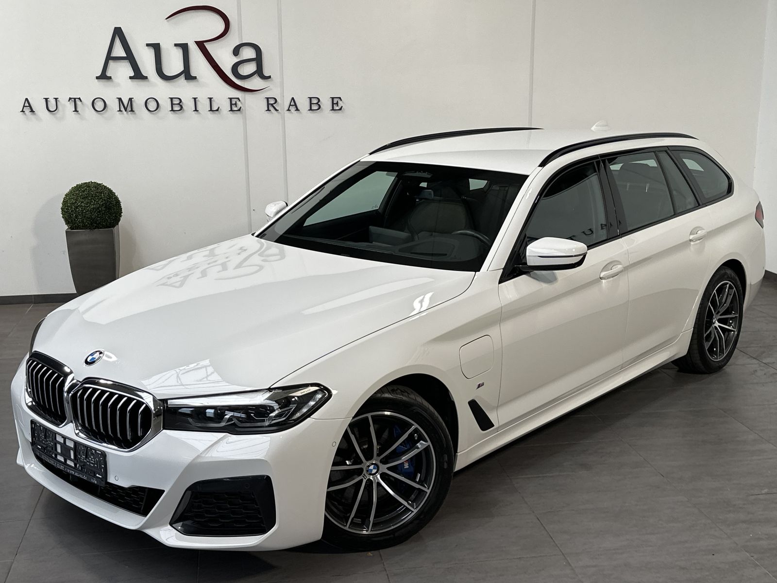 Fahrzeugabbildung BMW 530e Touring M-Sport NAV+LED+ACC+HEAD-UP+360°+VC