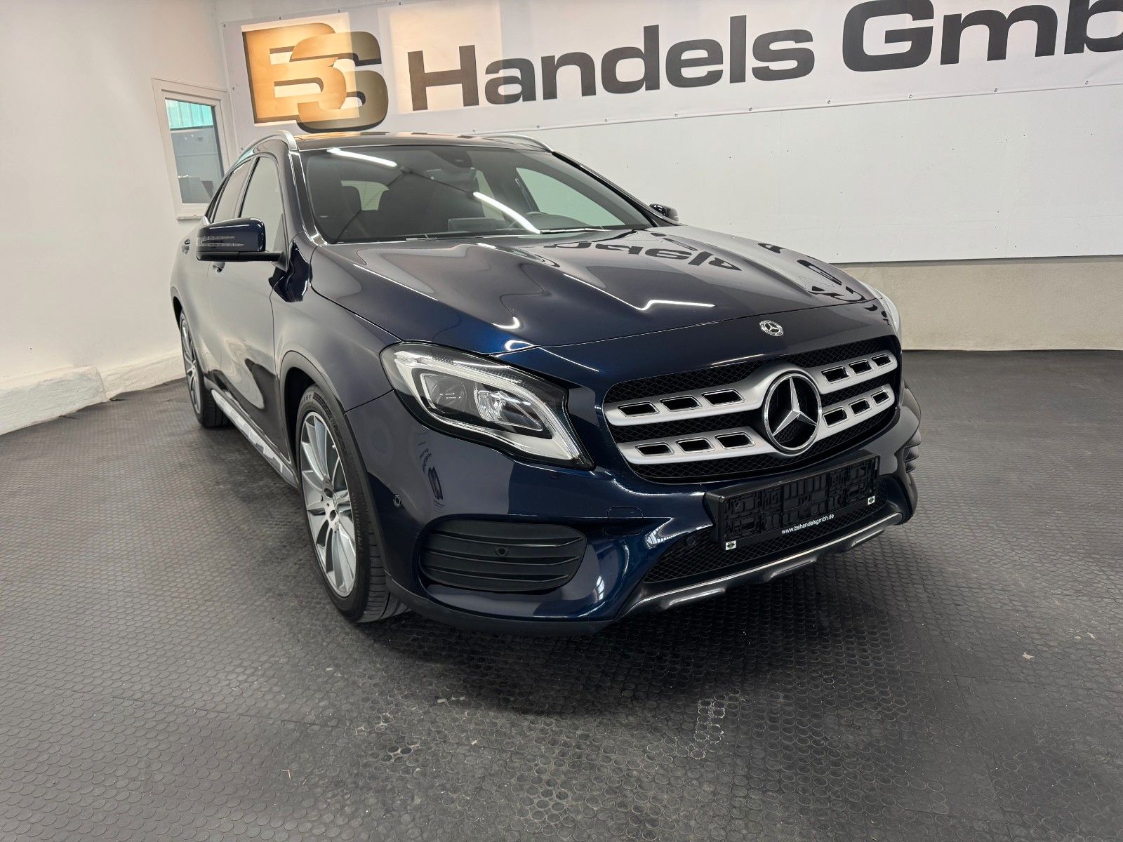 MERCEDES-BENZ GLA 250 4M*AMG LINE*PANO*LED*NAVI*KAMERA*19 ZOLL