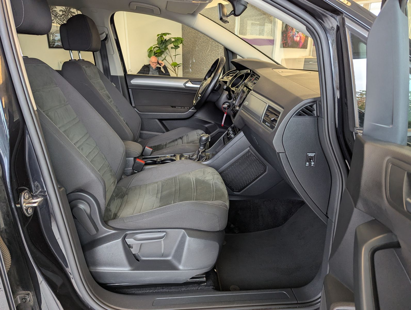 Fahrzeugabbildung Volkswagen Touran 1.4 TSI DSG Comfline 7-Sitze Navi