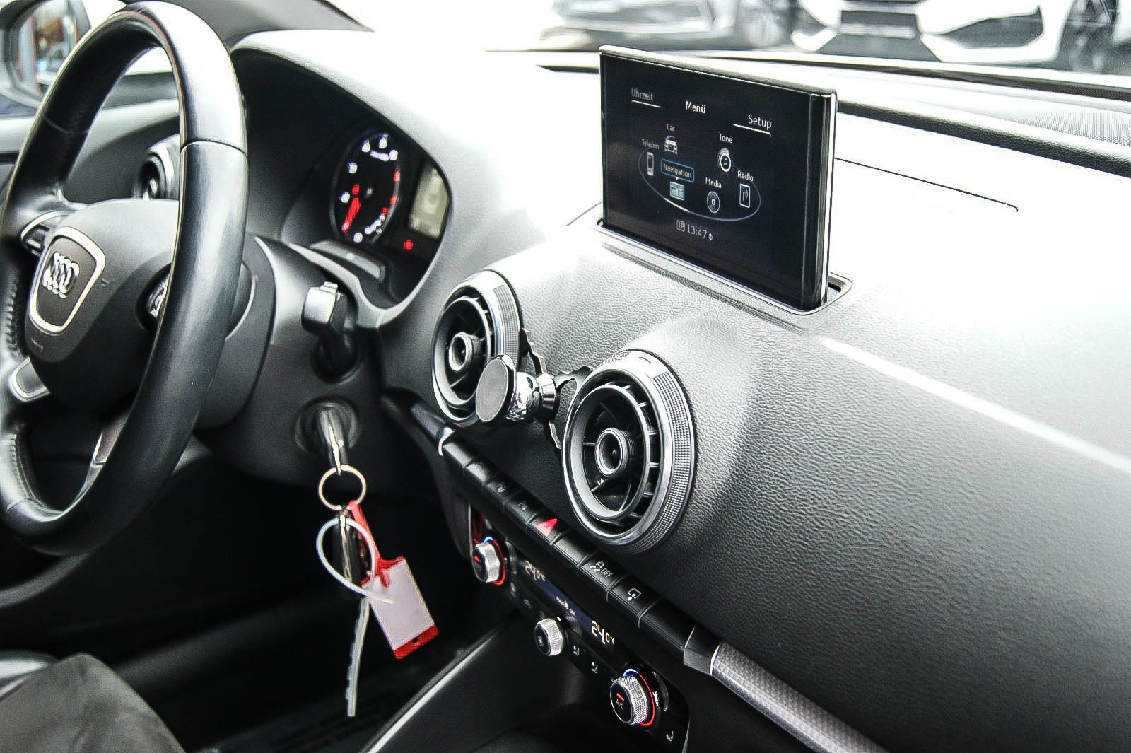 Fahrzeugabbildung Audi A3 Limousine 1.4 TFSI S-LINE NAVIGATION XENON 18