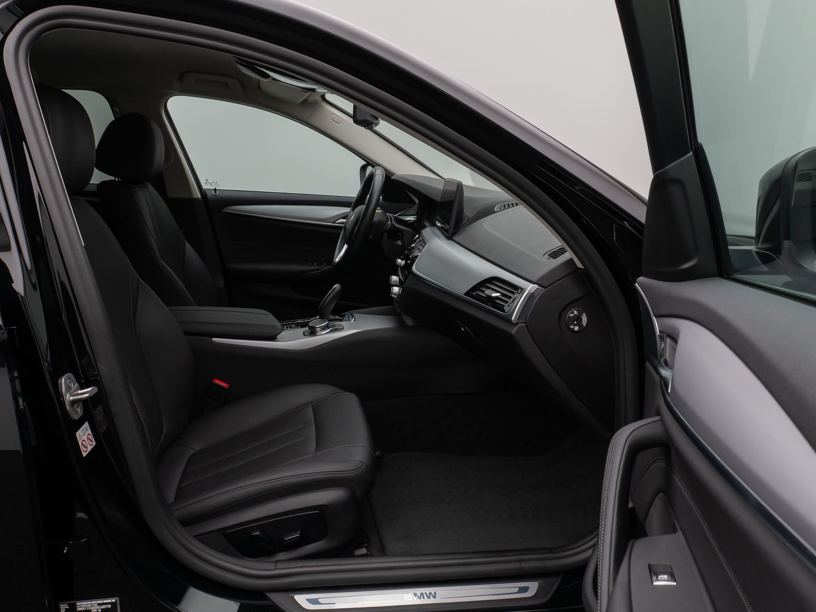 Fahrzeugabbildung BMW 530e Kamera DAB CockPitPro Sitzhzg Alarm LED