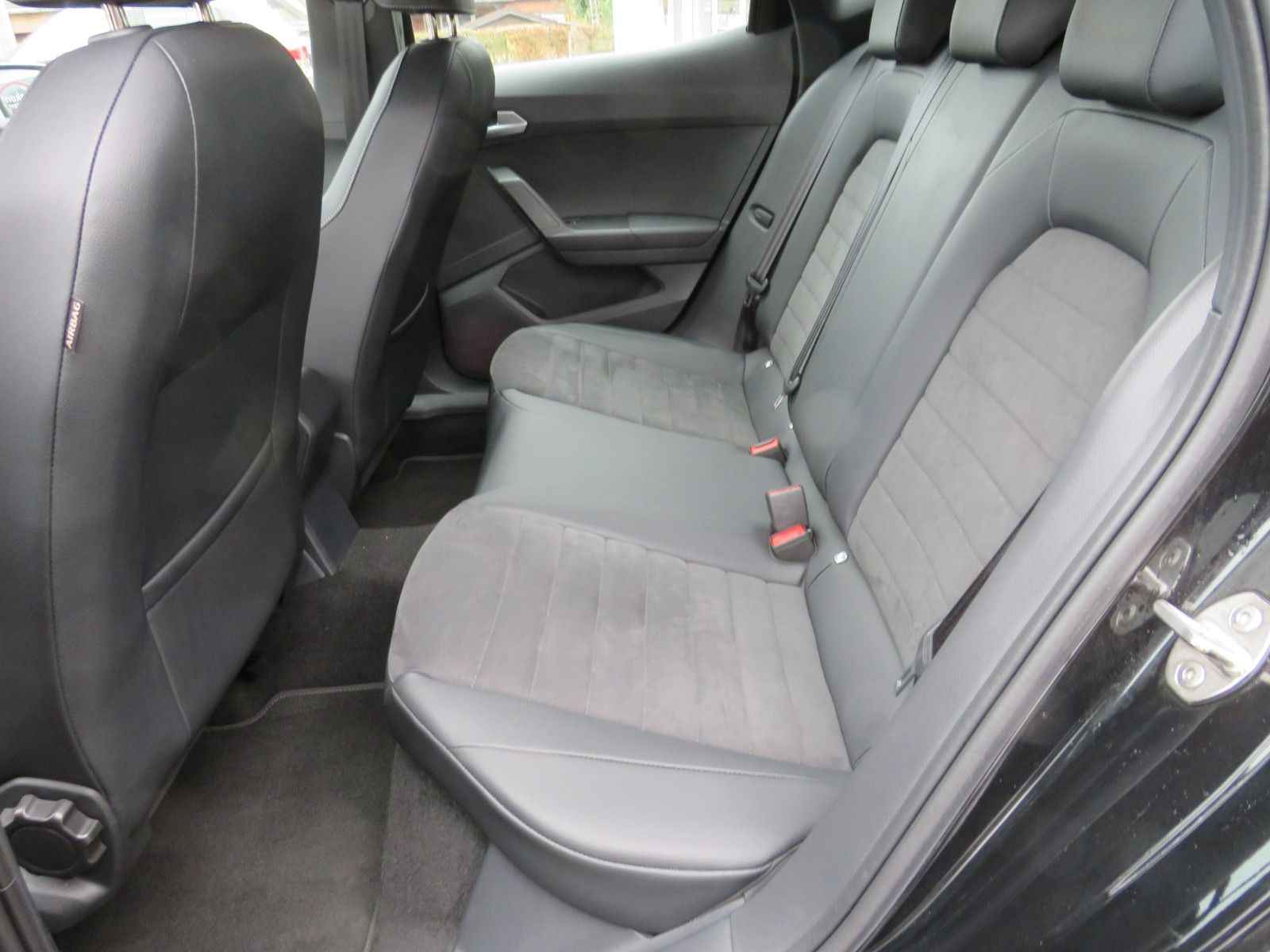 Fahrzeugabbildung SEAT Arona Xperience LED PDC GRA FULL-LINK DAB 1.H