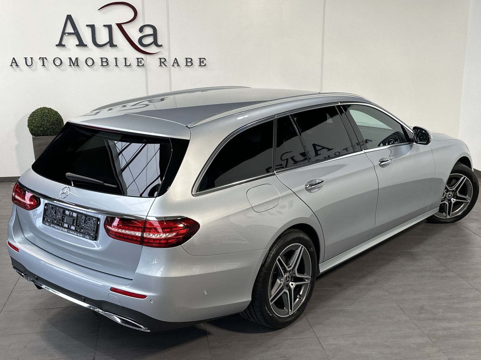 Fahrzeugabbildung Mercedes-Benz E 300d 4M T AMG-Line NAV+LED+360°+HUD+AHK+VC+ACC