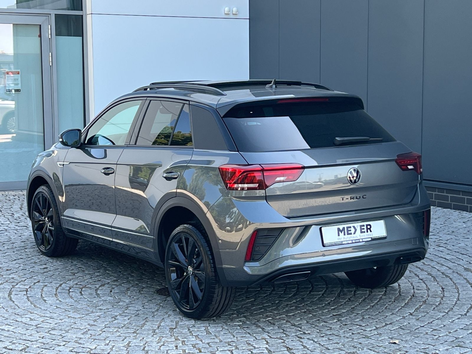 Fahrzeugabbildung Volkswagen T-Roc R-Line 1.5 TSI DSG *AHK, Pano, Black Style