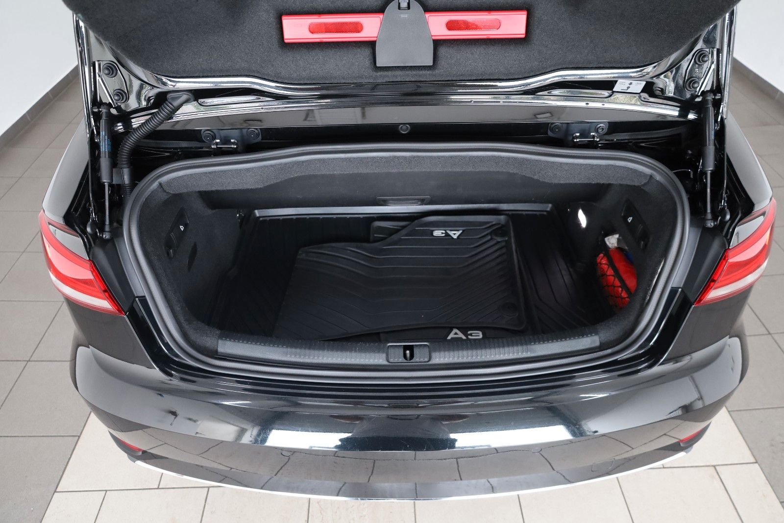 Fahrzeugabbildung Audi A3 35TFSI design Leder,Navi,LED,SH,Massage,SR+WR