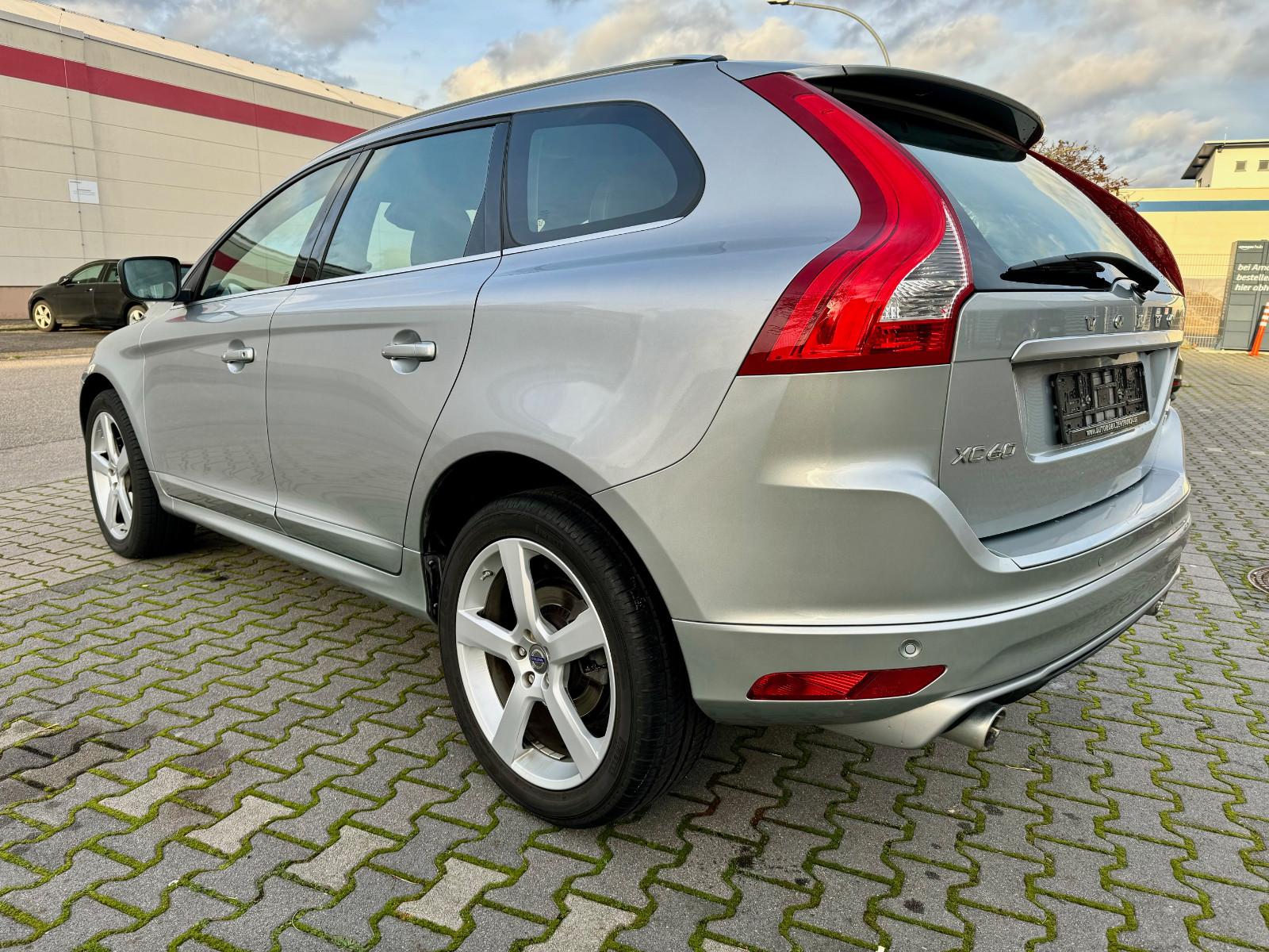 Volvo XC60 D5 AWD R-Design LEDER+NAVI+XENON+CAM+ST.HZ.