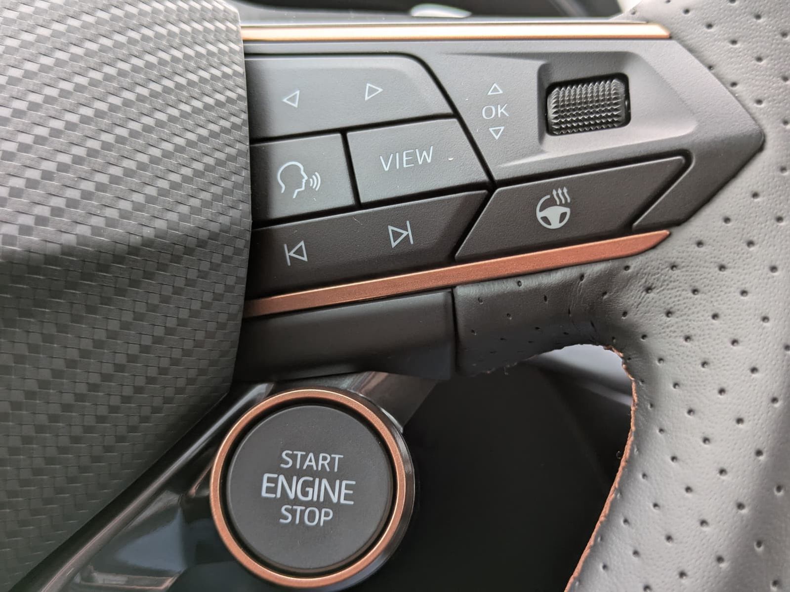 Fahrzeugabbildung CUPRA Leon 1.5 eTSI MATRIX*PANO*ALCAN.*AHK*SENN*Drive2