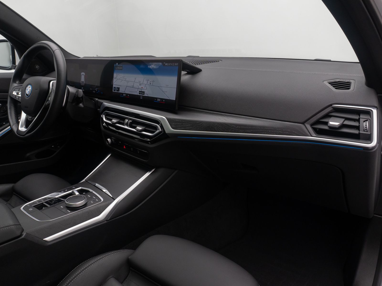 Fahrzeugabbildung BMW 330e xD Panorama HUD H/K AHK Alarm Sport Leder