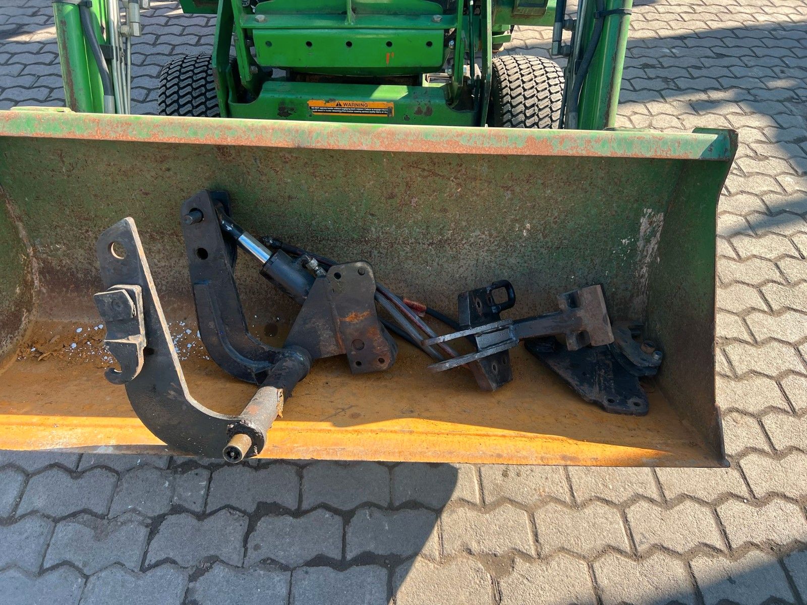 Fahrzeugabbildung John Deere 4010 / Allrad / Frontlader / Salzstreuer /