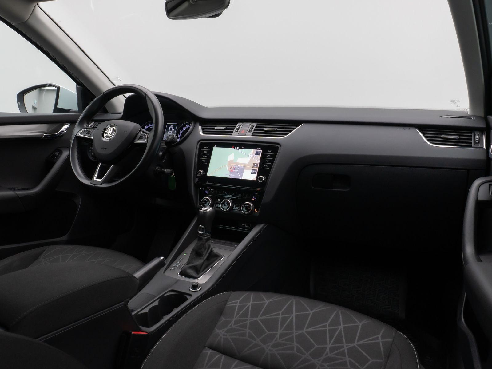 Fahrzeugabbildung SKODA Octavia Combi Clever 4x4 Aut. Panorama AHK 8Fach