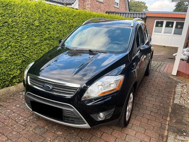 Ford Kuga 2,0TDCi 2x4 103kW Champions Edition Cha...