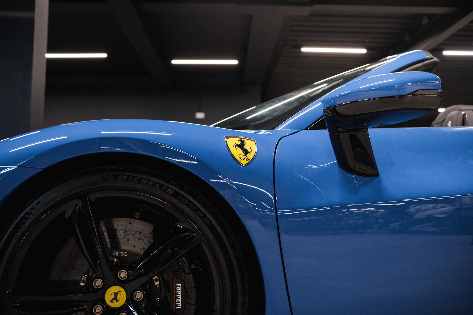 Fahrzeugabbildung Ferrari 296 GTS Sonderfarbe-Lift-Carbonsitz-Hifi-System